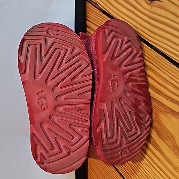 Ugg Neumel II Boot, Red, Toddler Size 10 - Picture 5 of 7